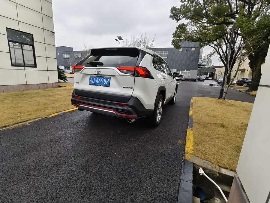 Toyota RAV4 2020 car image #5