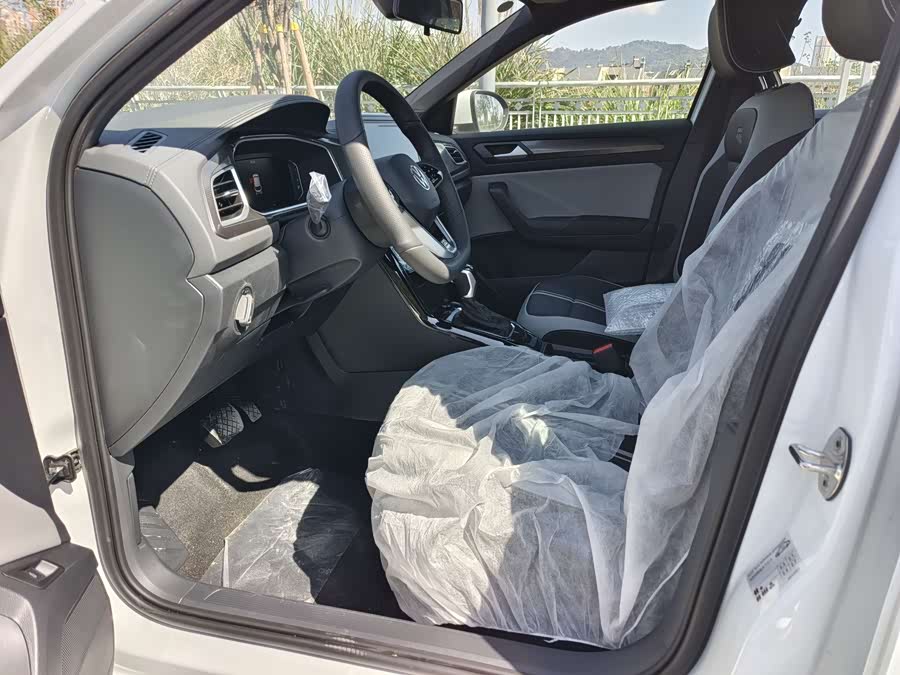Volkswagen T-Roc 2026 car image #5