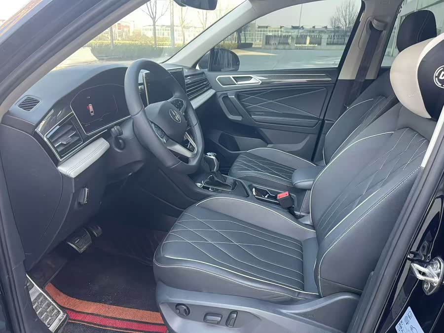 Volkswagen Tiguan L 2025 immagine di auto #5