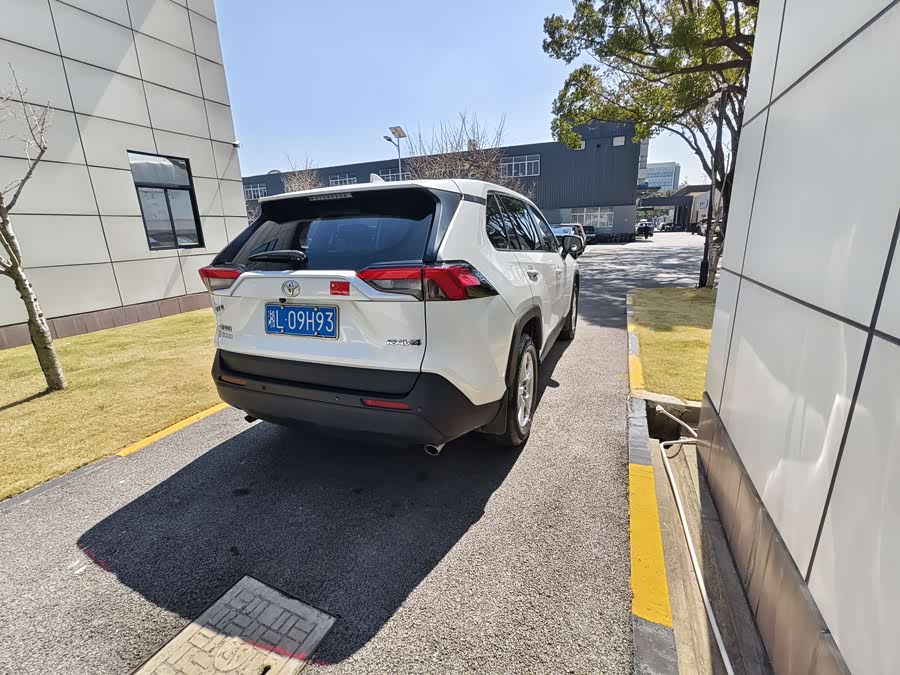 Toyota RAV4 2023 car image #5