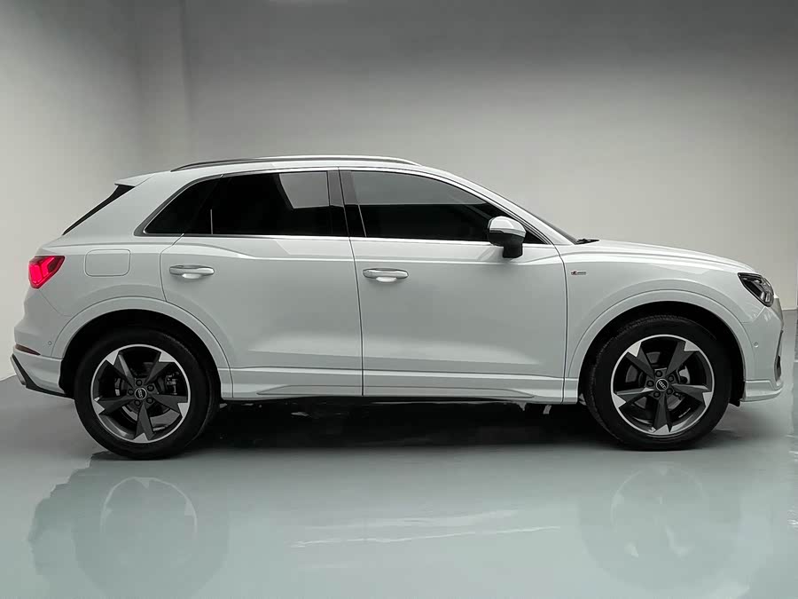 Audi Q3 2023 car image #5