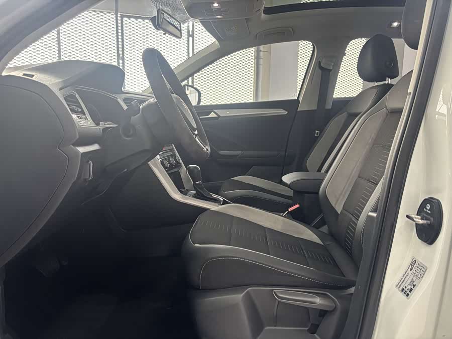 Volkswagen T-Roc 2021 car image #5