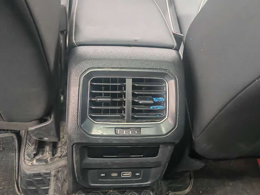 Volkswagen Tiguan L 2023 car image #5