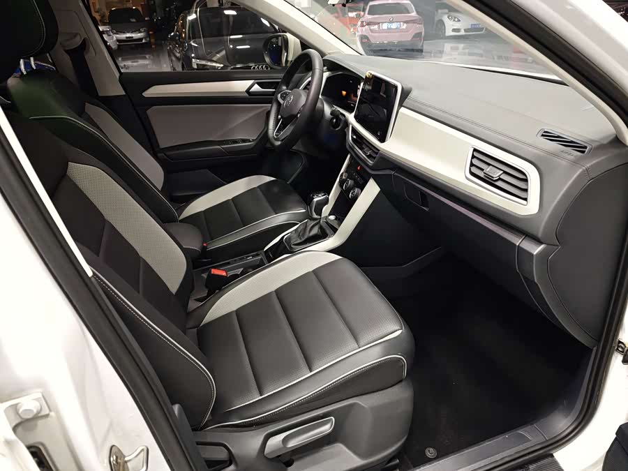 Volkswagen T-Roc 2023 car image #5