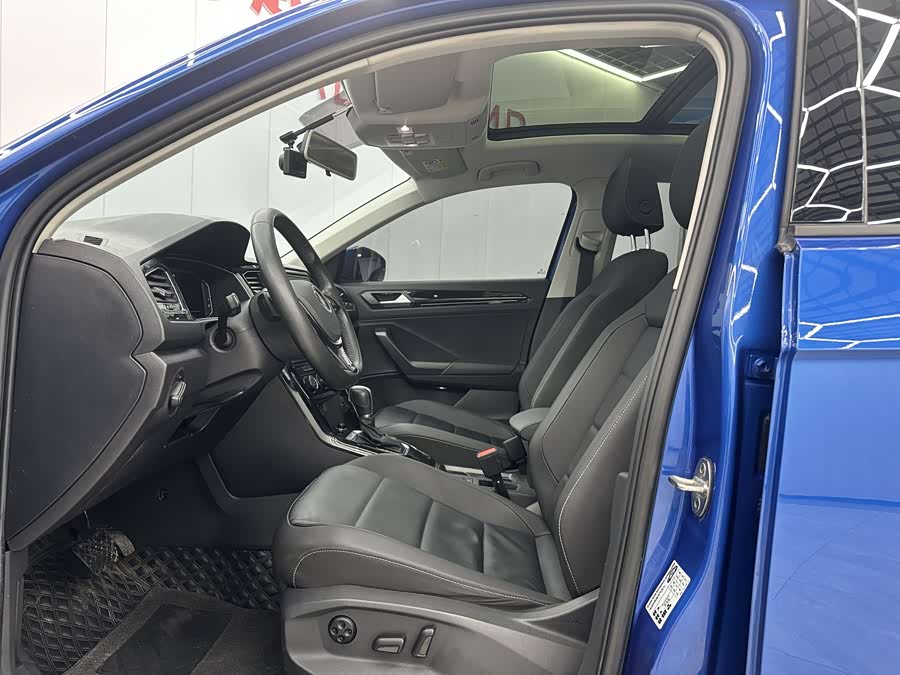 Volkswagen T-Roc 2022 car image #5