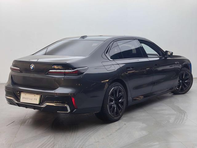 BMW i7 M70L 2024 car image #5