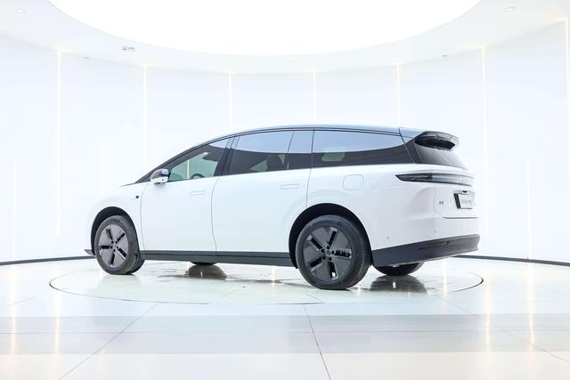 Li i8 2025 image de voiture #5