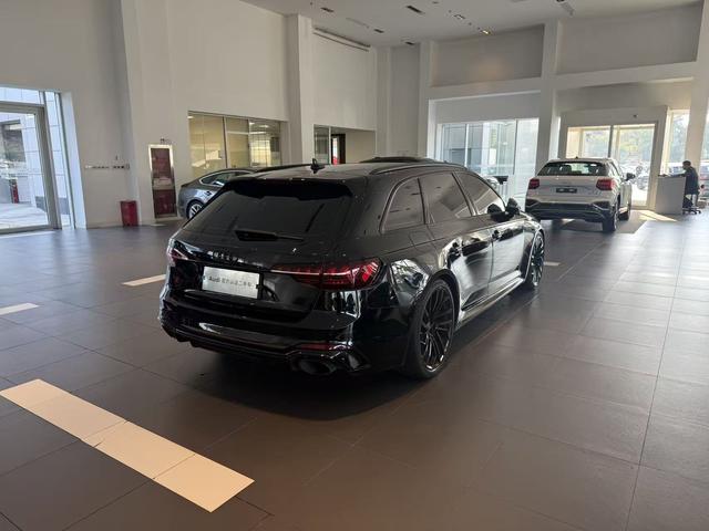 Audi RS 4 2023 car image #5