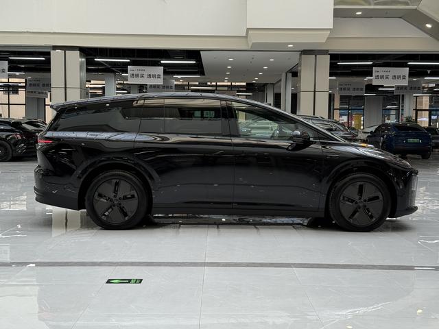 Li i8 2025 image de voiture #5