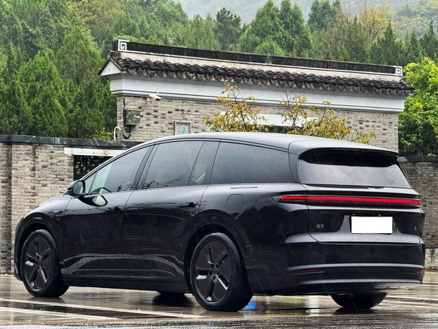 Li i8 2025 image de voiture #5