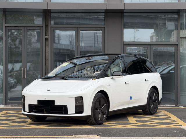 Li i8 2025 image de voiture #5