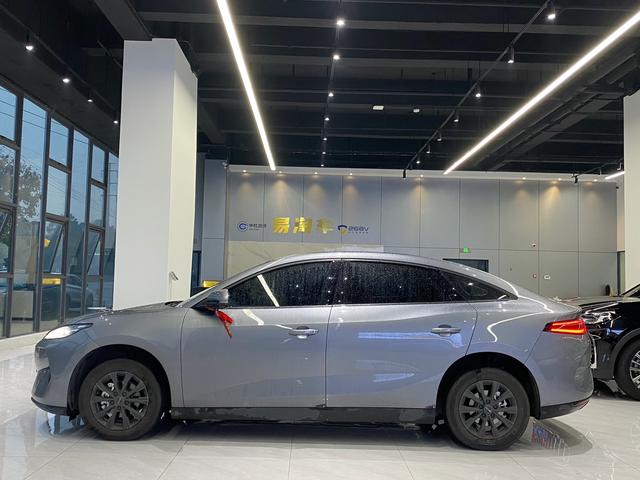 BYD e7 2025 car image #5