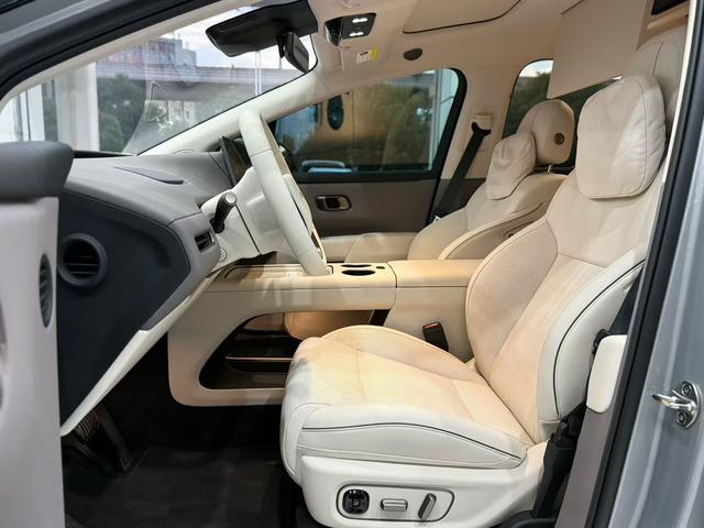 Li i8 2025 image de voiture #5