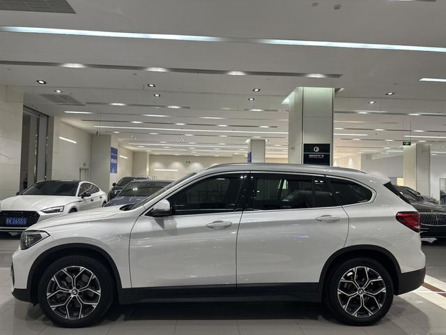 BMW X7 M60i 2022 car image #5