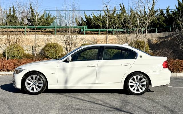 BMW i5 M60 2011 #5 BMW i5 M60 2011 car image #5