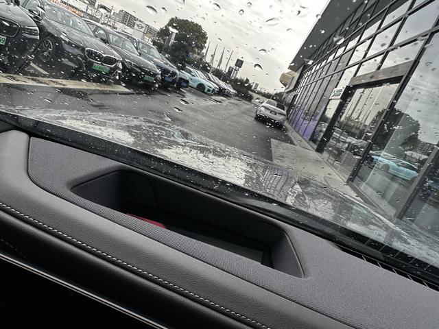 BMW i7 M70L 2024 #5 BMW i7 M70L 2024 car image #5