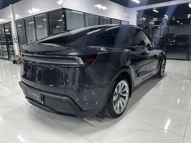 Tesla Model Y 2025 car image #5