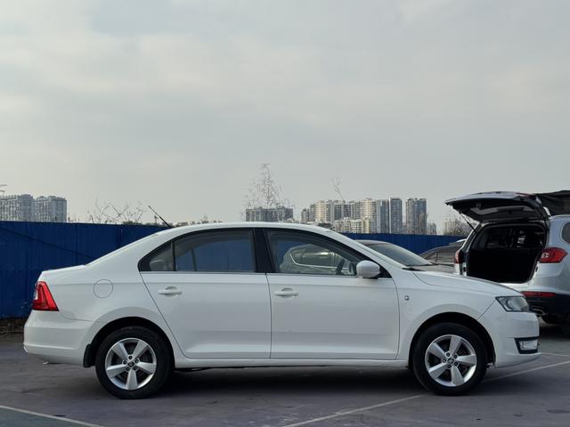 Skoda Rapid 2015 car image #5