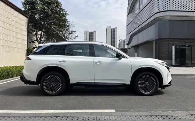 Nissan Pathfinder 2024 car image #5