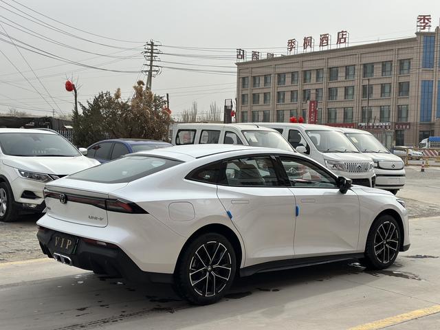 Changan UNI-V iDD 2025 car image #5