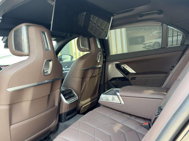 BMW 7 Series 2024 car image #5