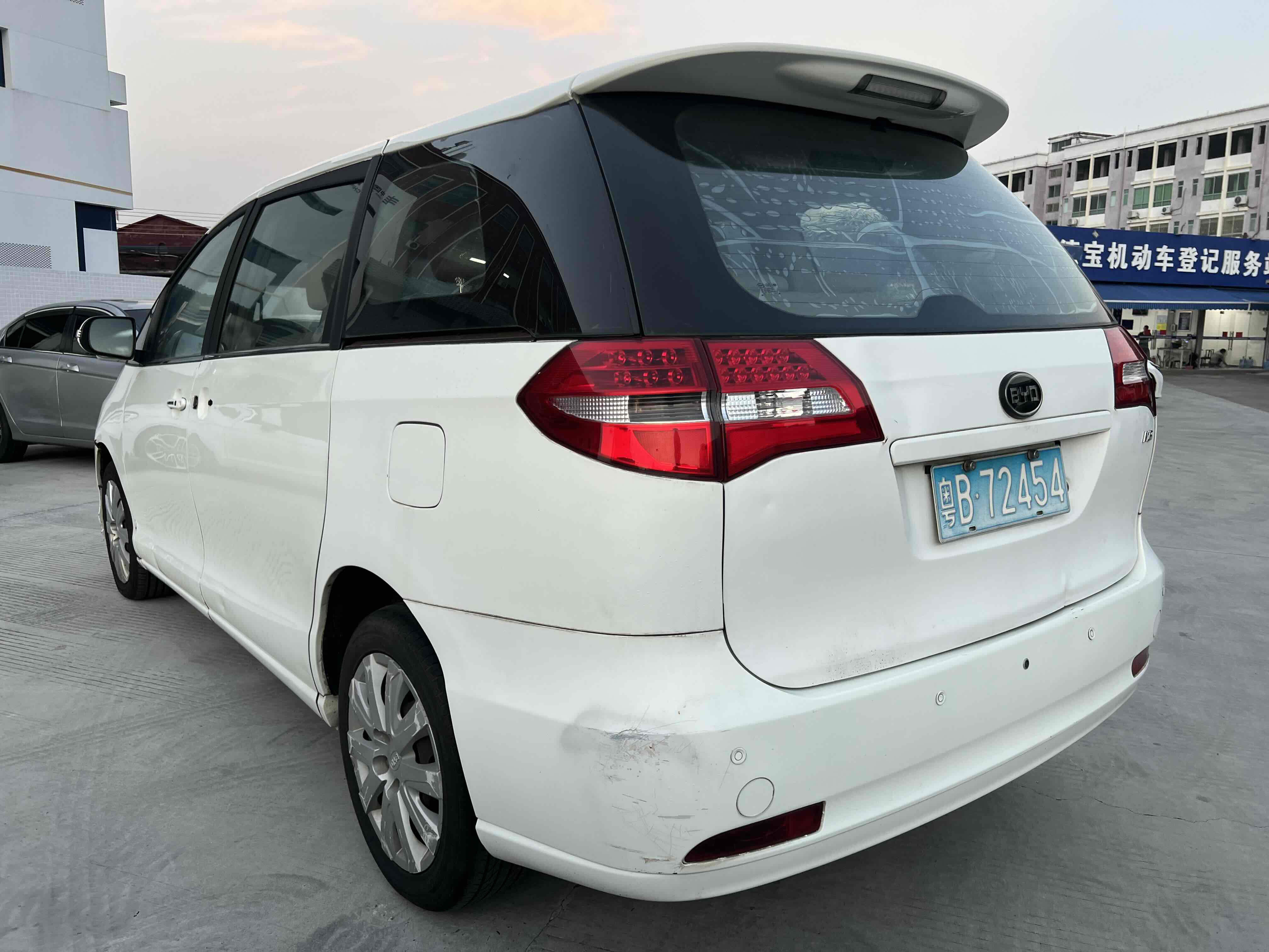 BYD M6 2014 car image #5