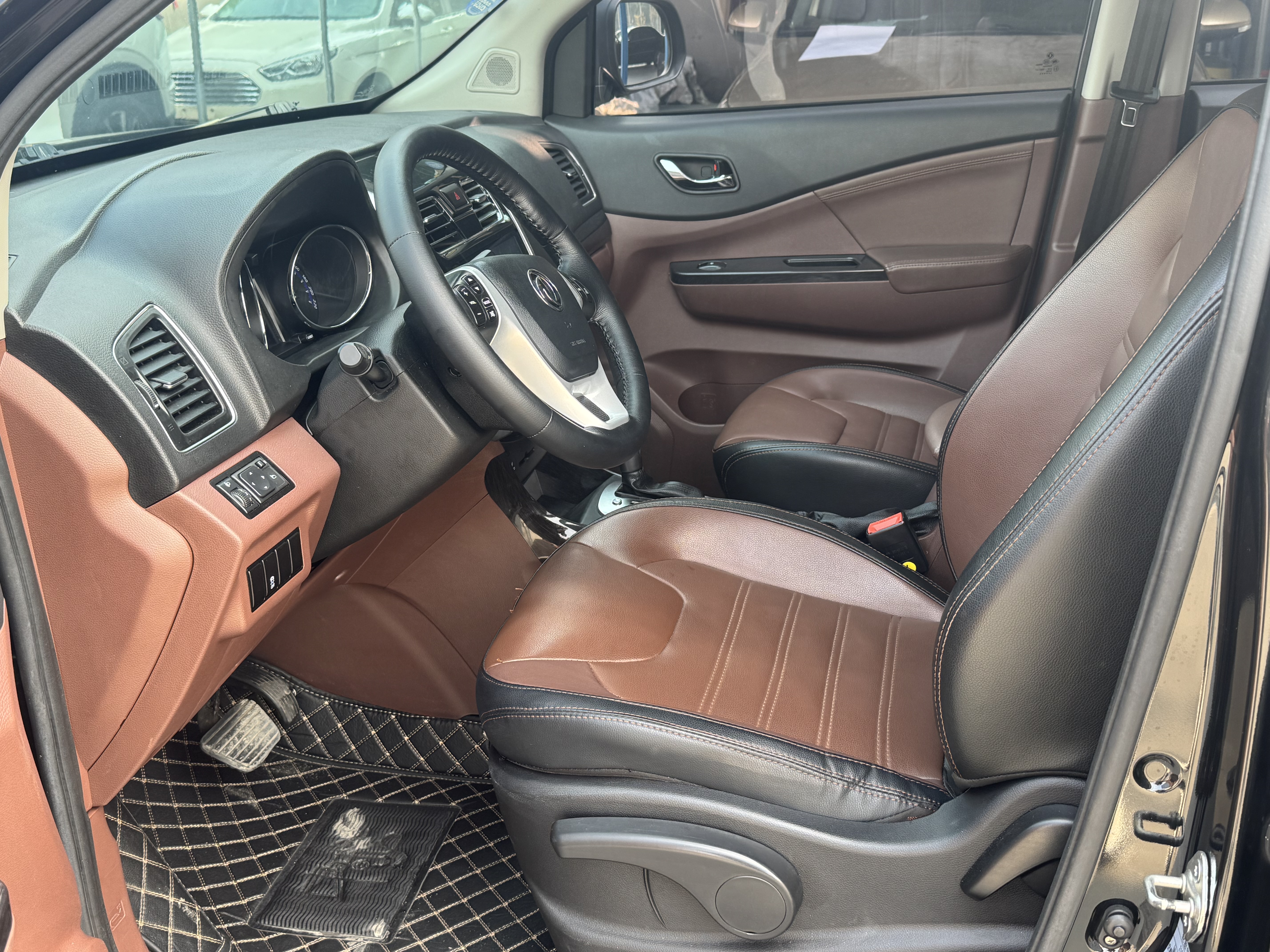 Forthing SX6 2016 car image #5