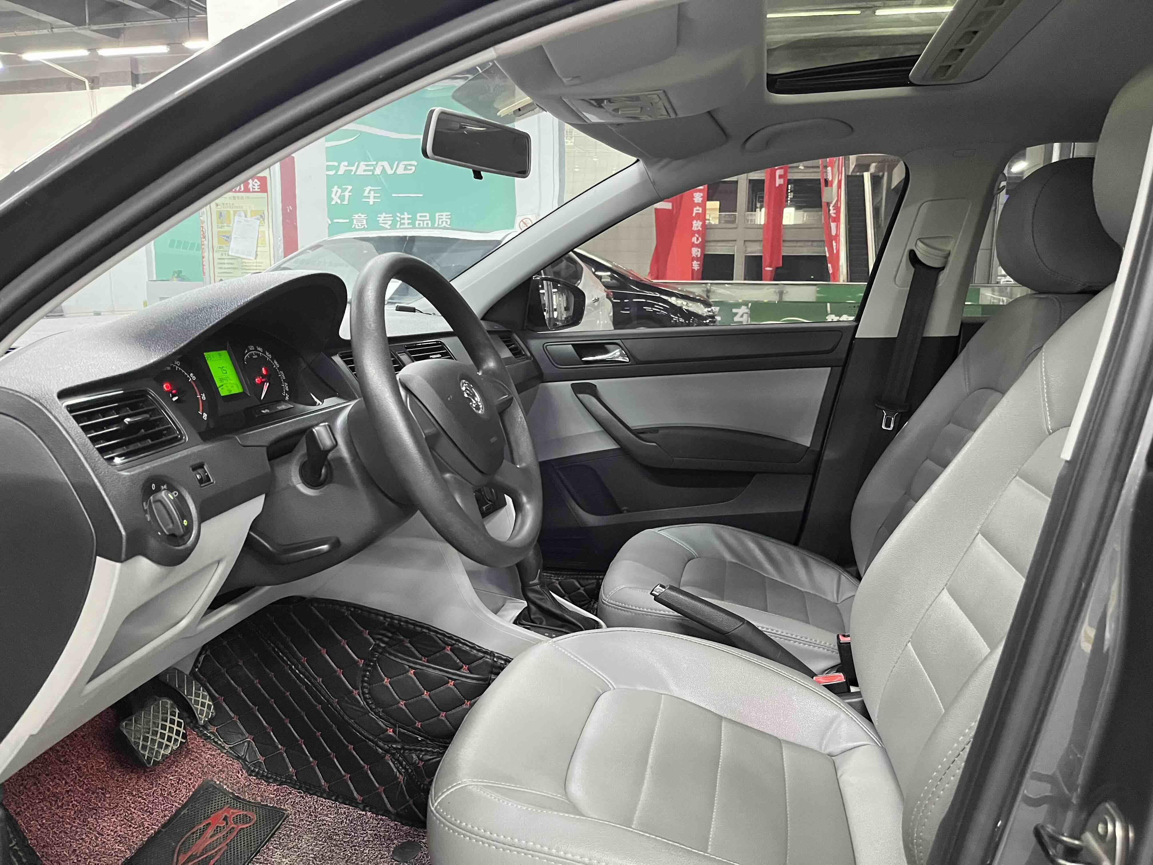 Skoda Rapid 2014 car image #5