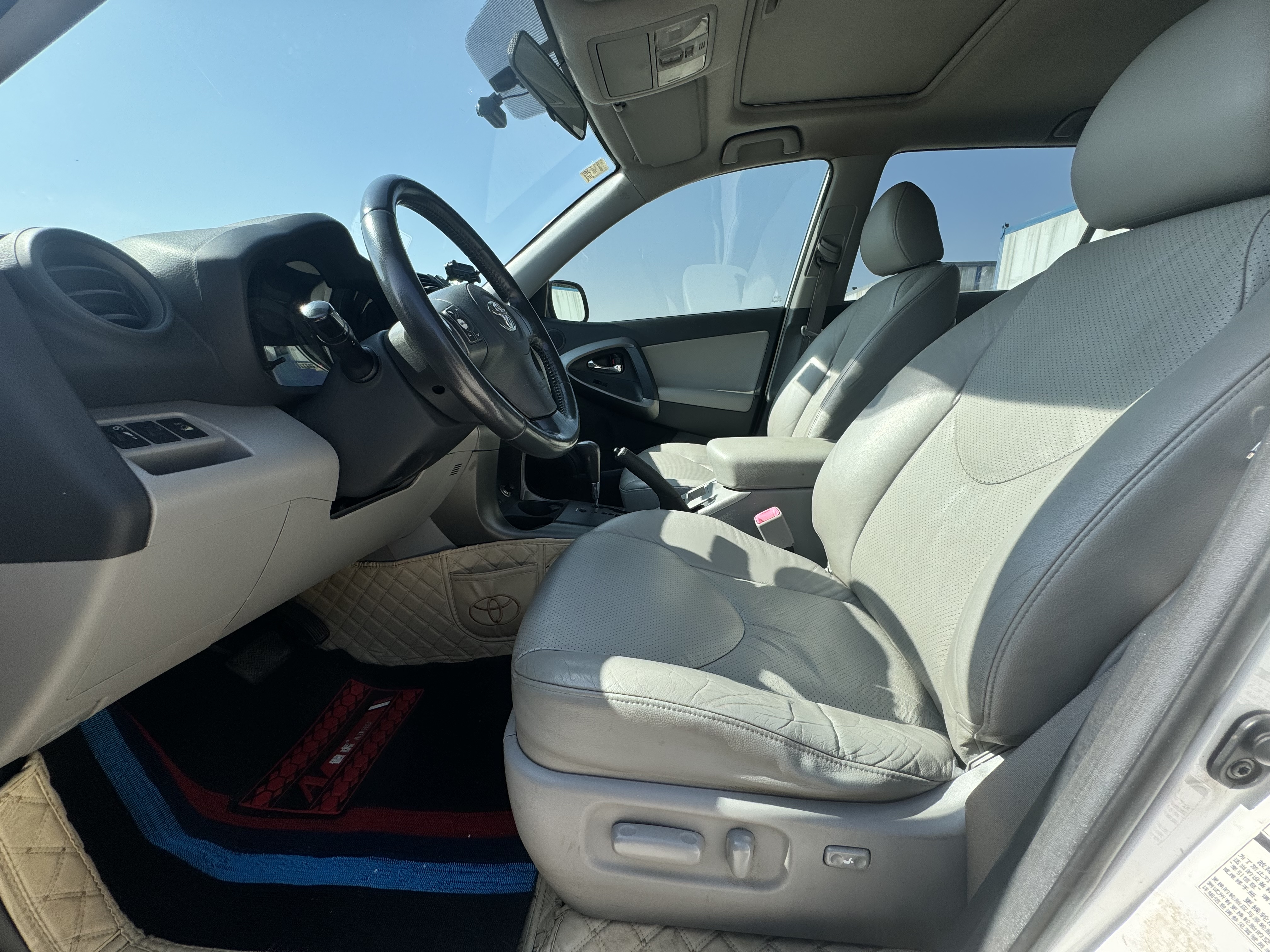 Toyota RAV4 2010 car image #5