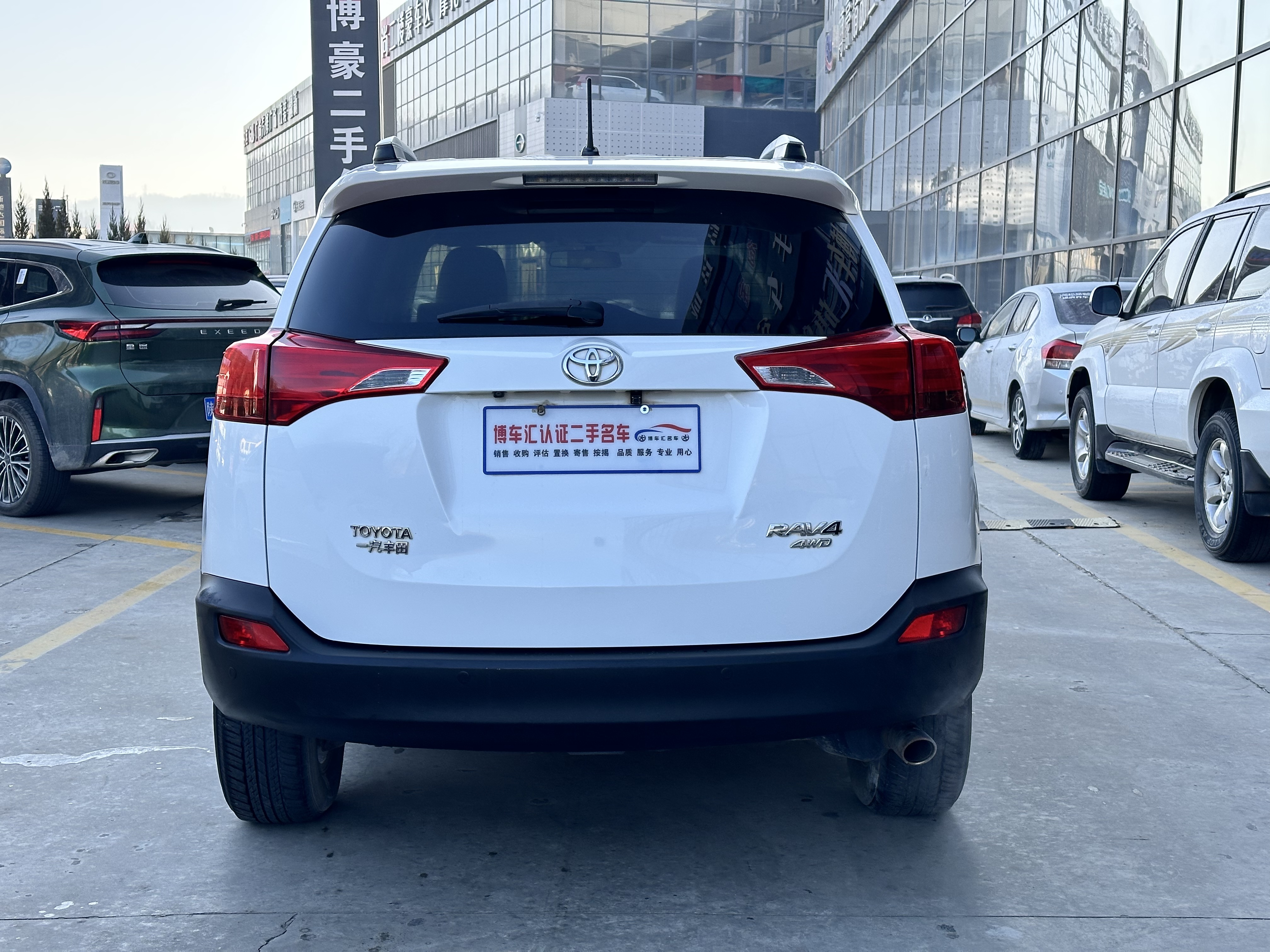 Toyota RAV4 2014 immagine di auto #5