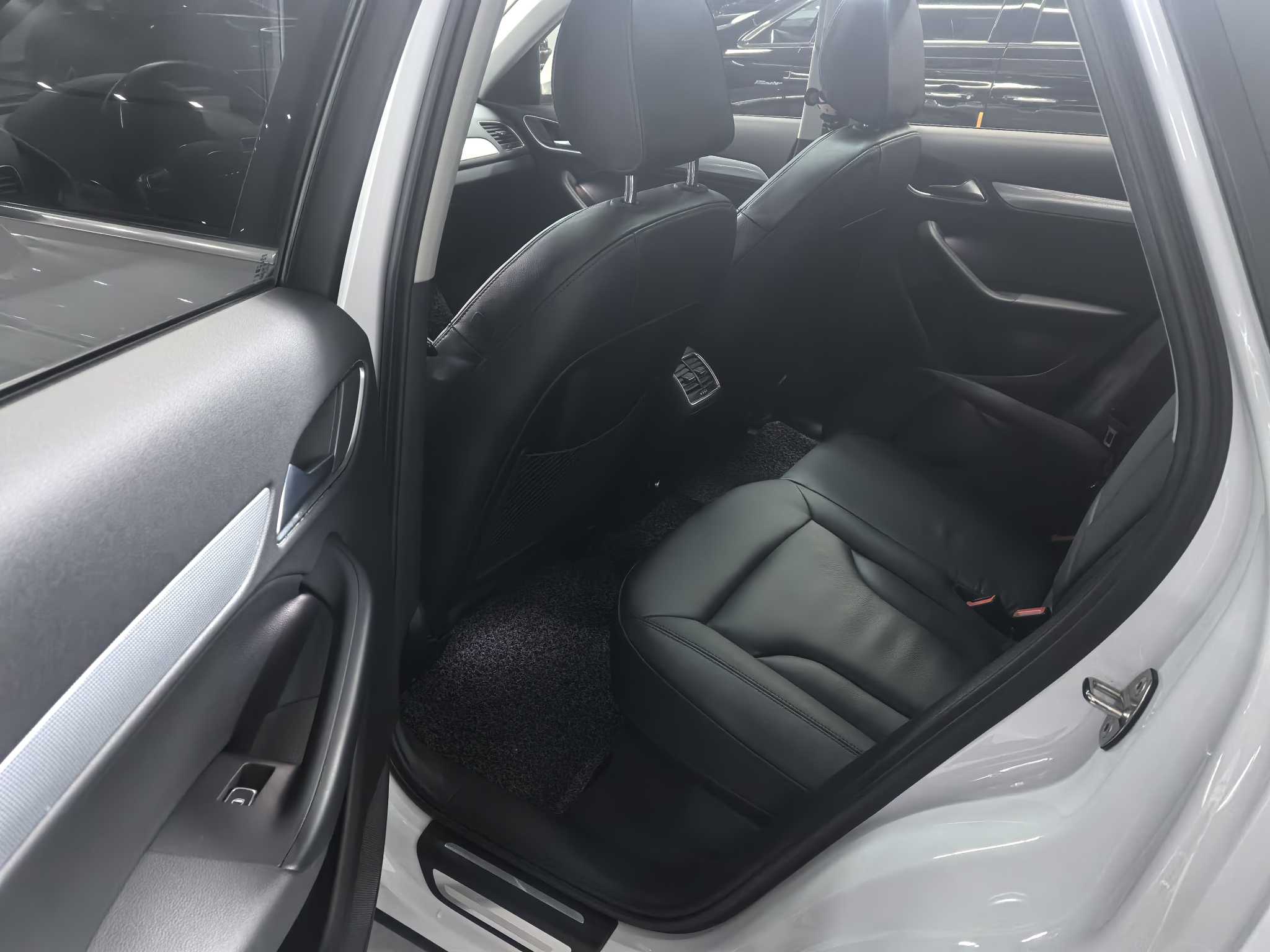 Audi Q3 2015 car image #5