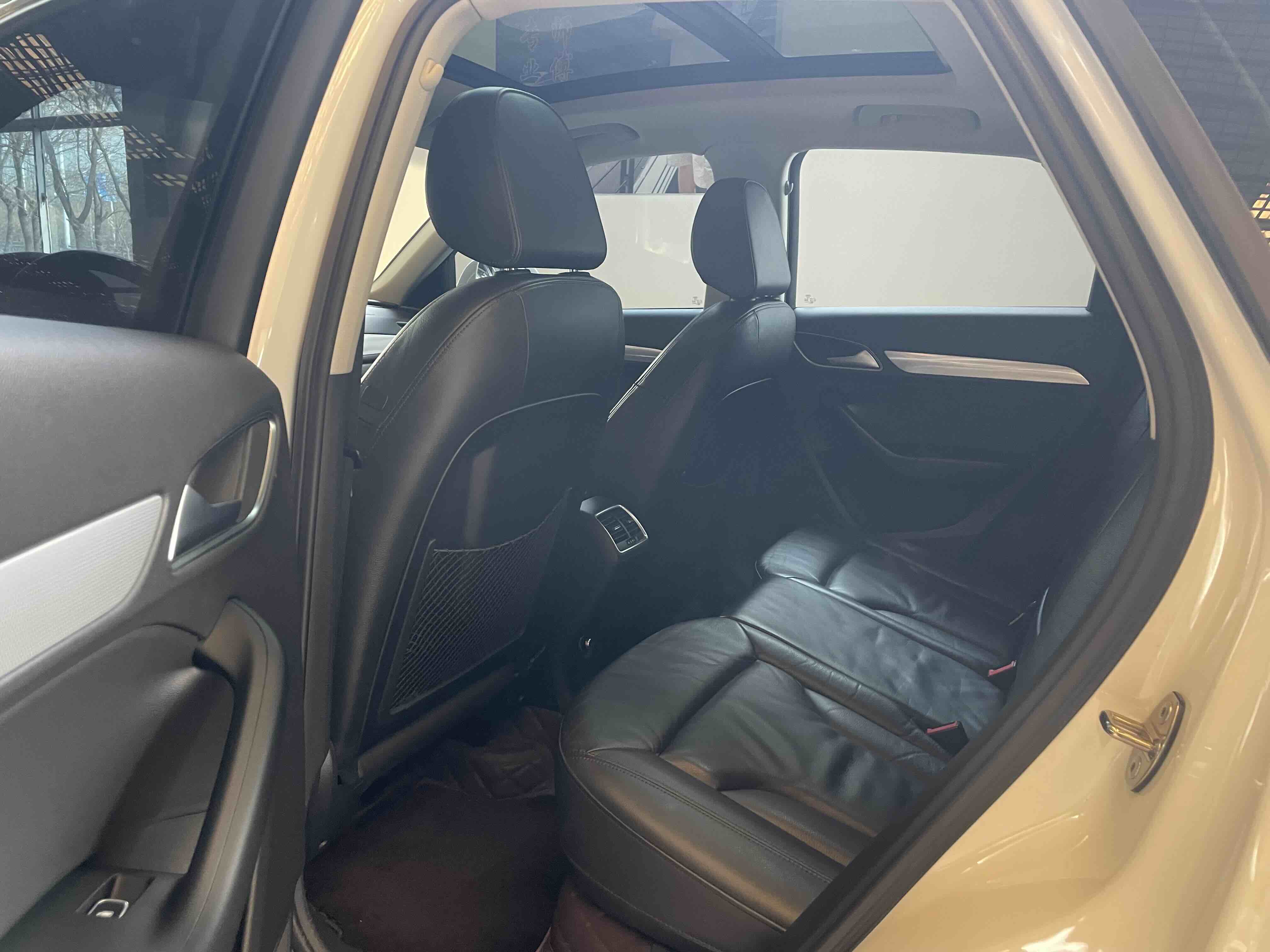 Audi Q3 2016 car image #5