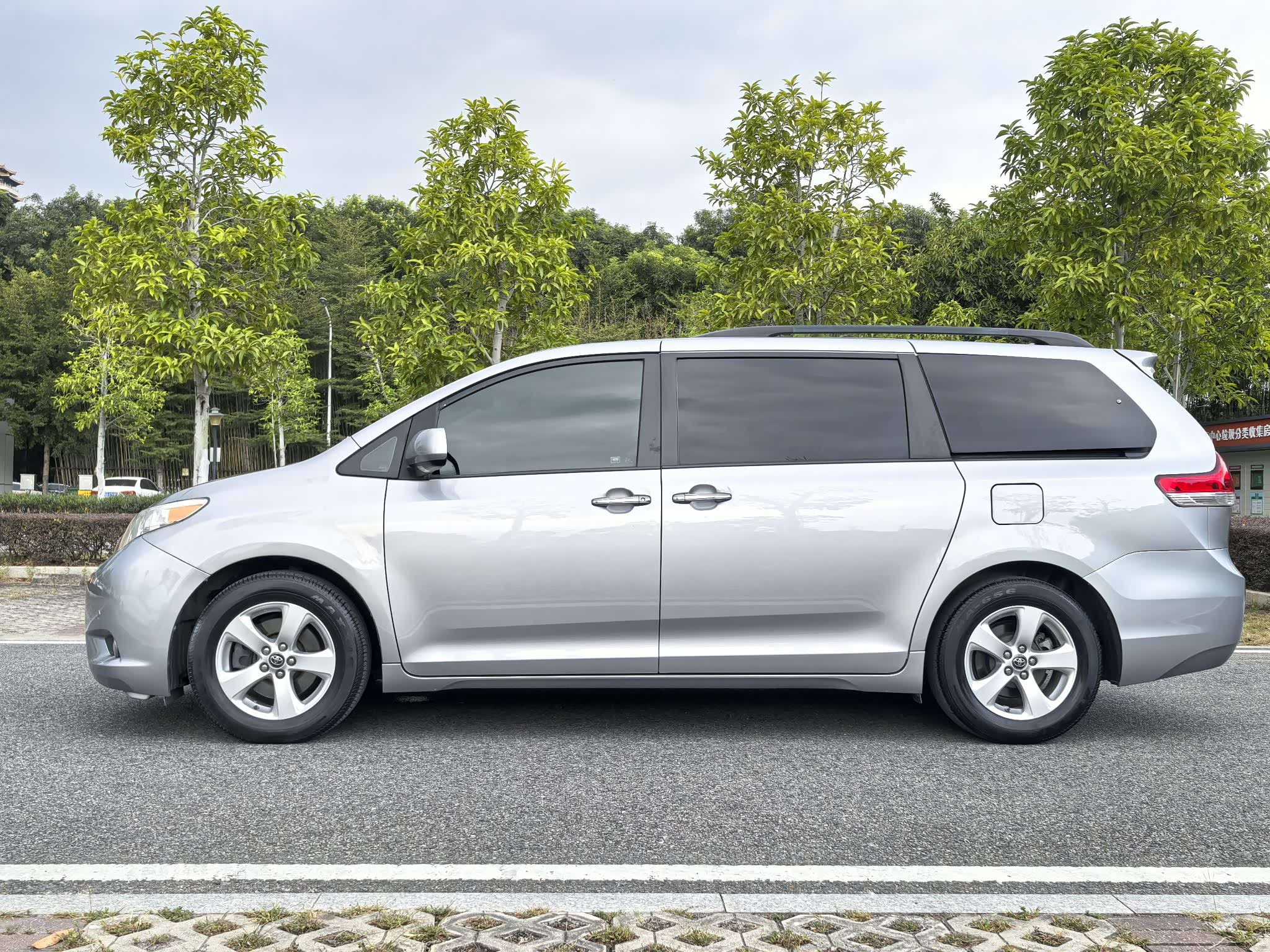 Toyota SIENNA 2011 car image #5