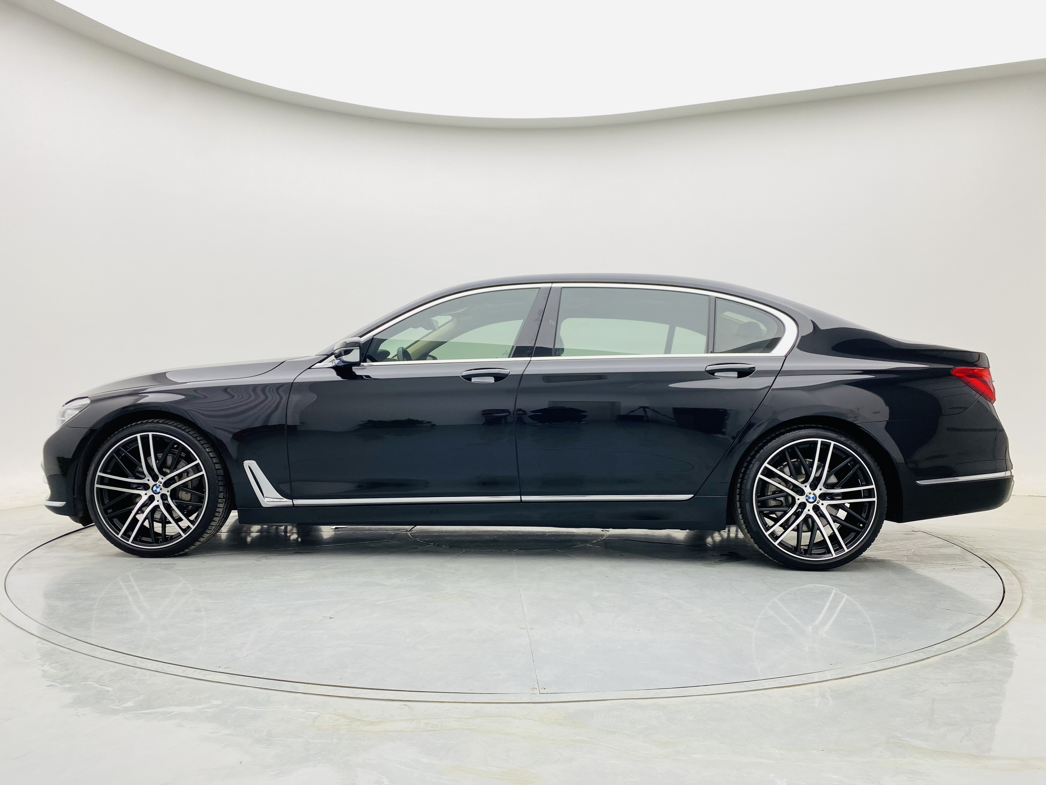 BMW 7 Series 2018 #5 BMW 7 Series 2018 car image #5