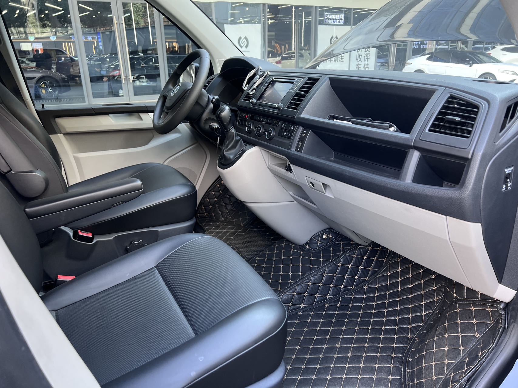 Volkswagen Caravelle 2018 car image #5