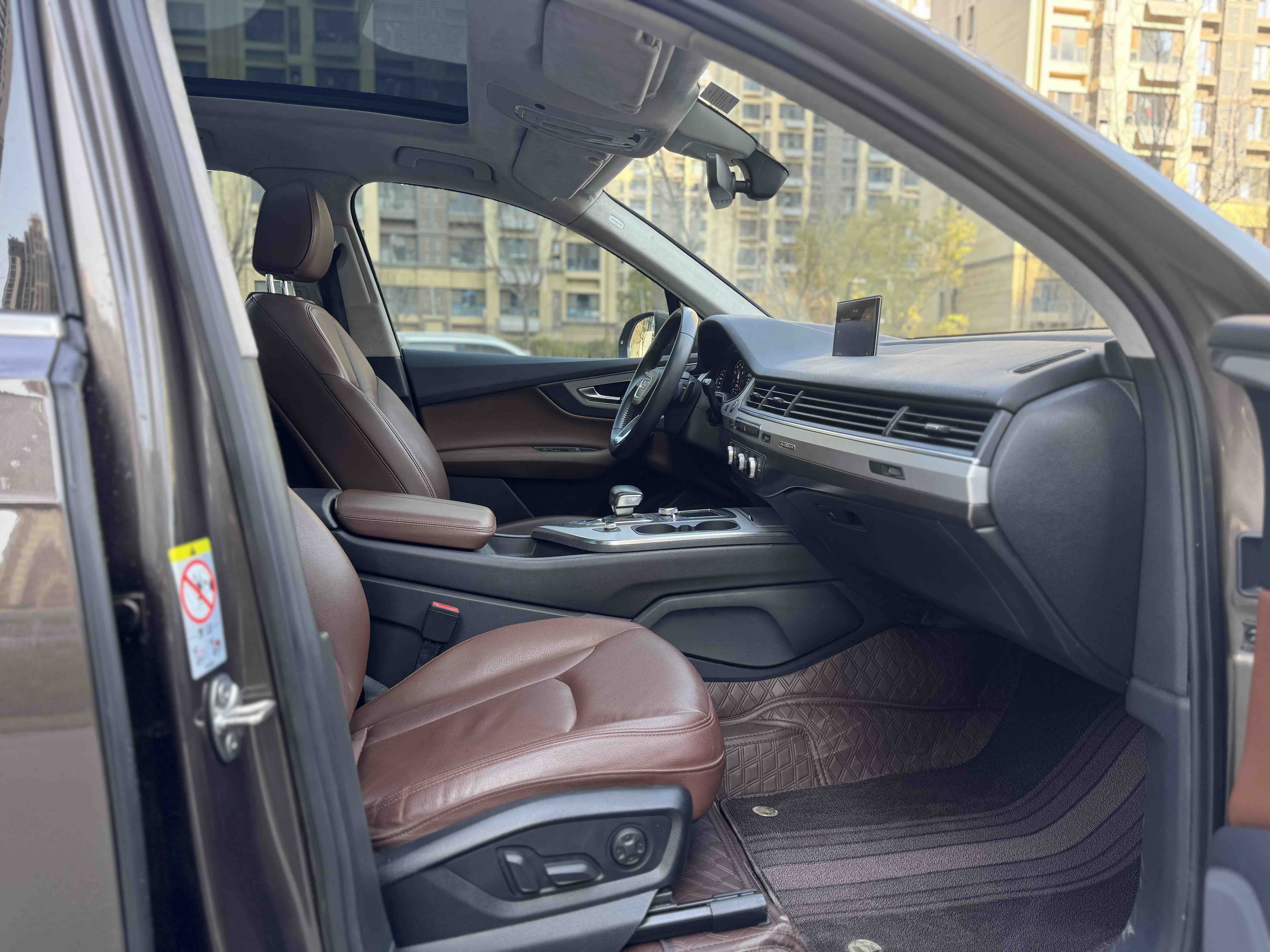 Audi Q7 2018 car image #5