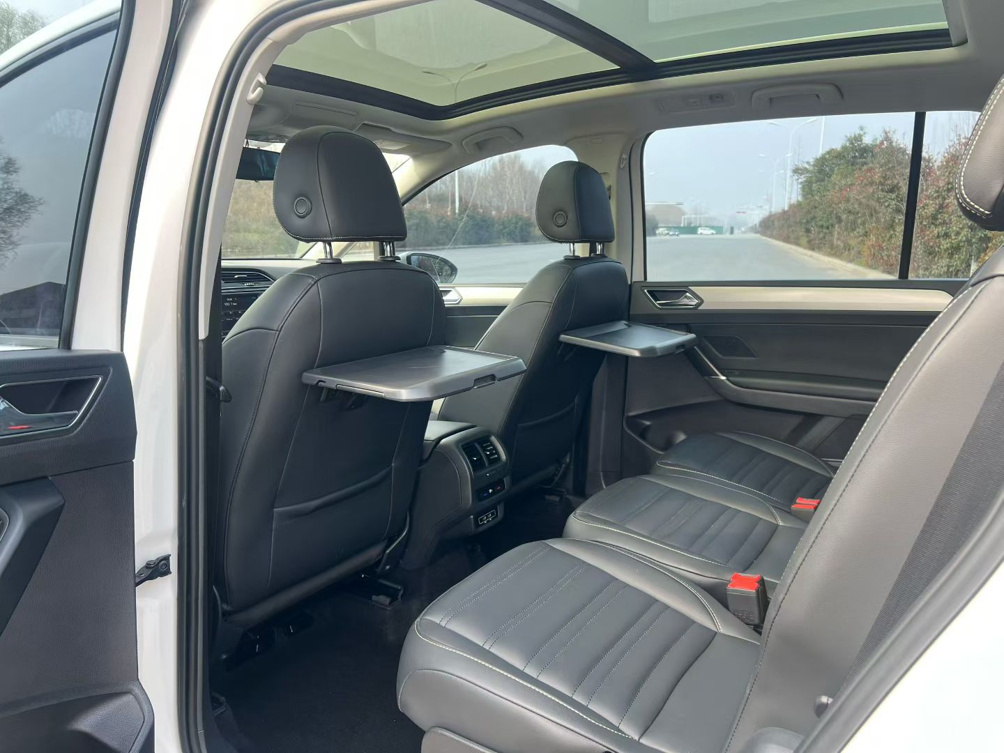 Volkswagen Touran 2018 car image #5