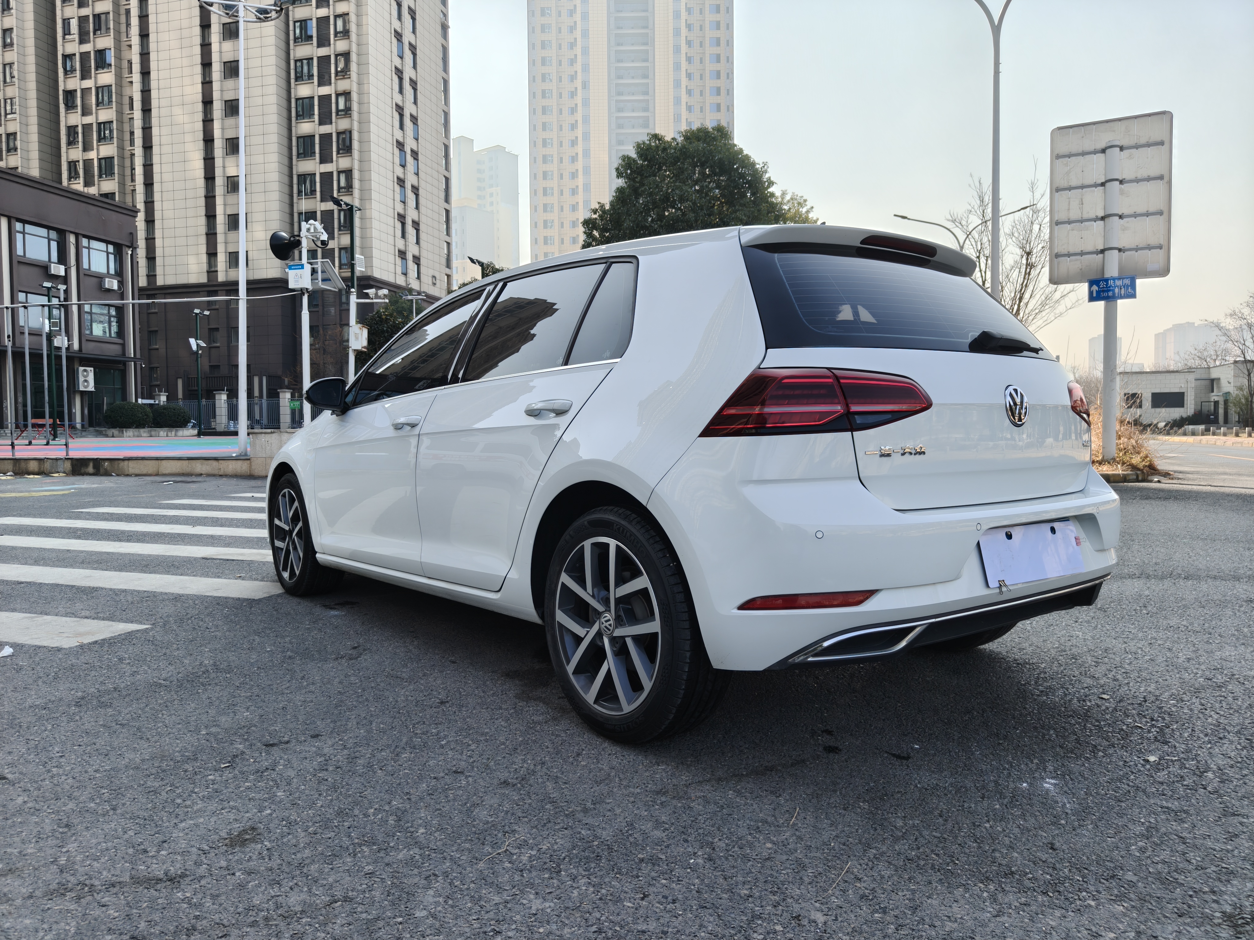 Volkswagen Golf 2018 car image #5