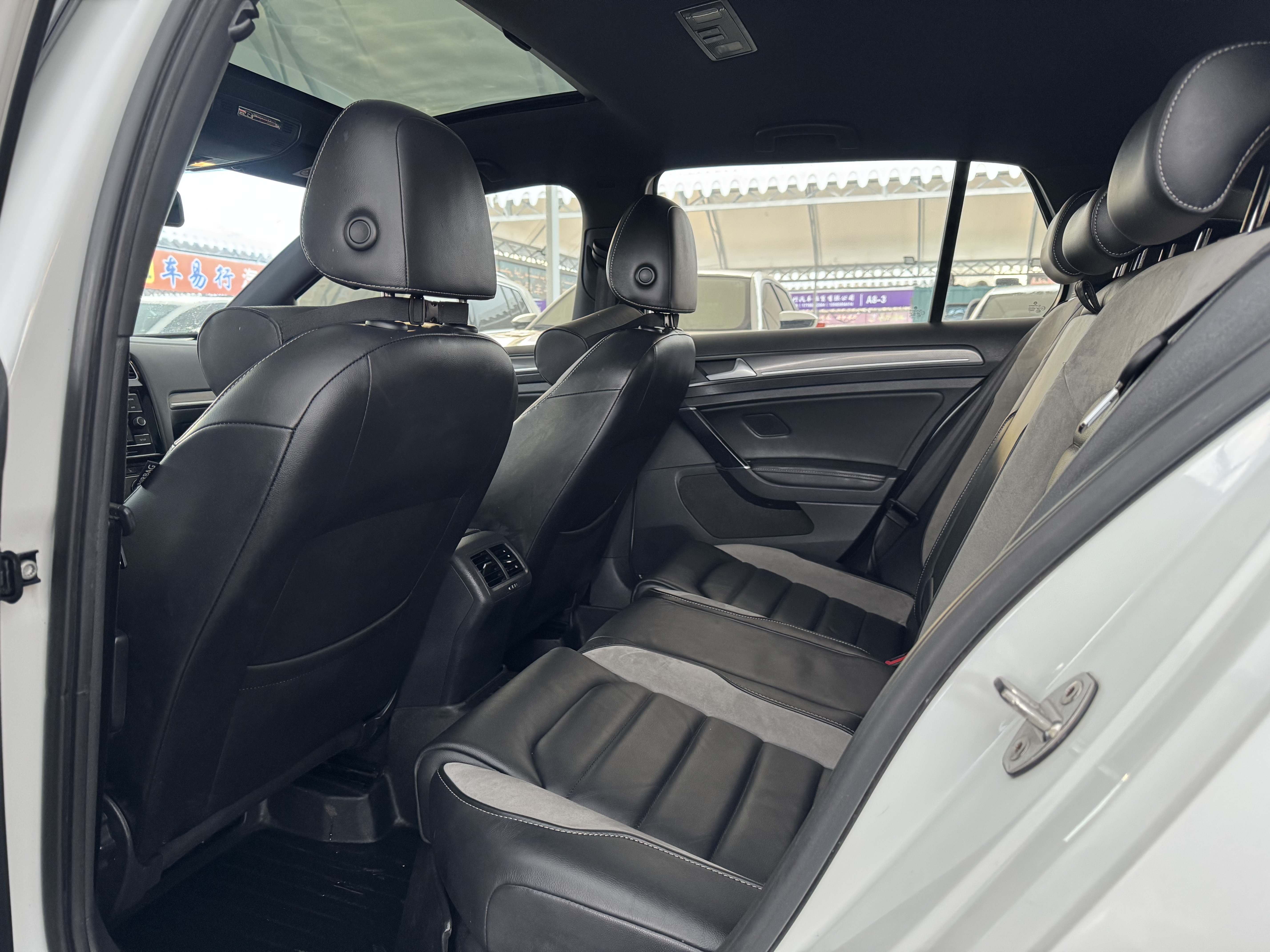 Volkswagen Golf 2018 car image #5