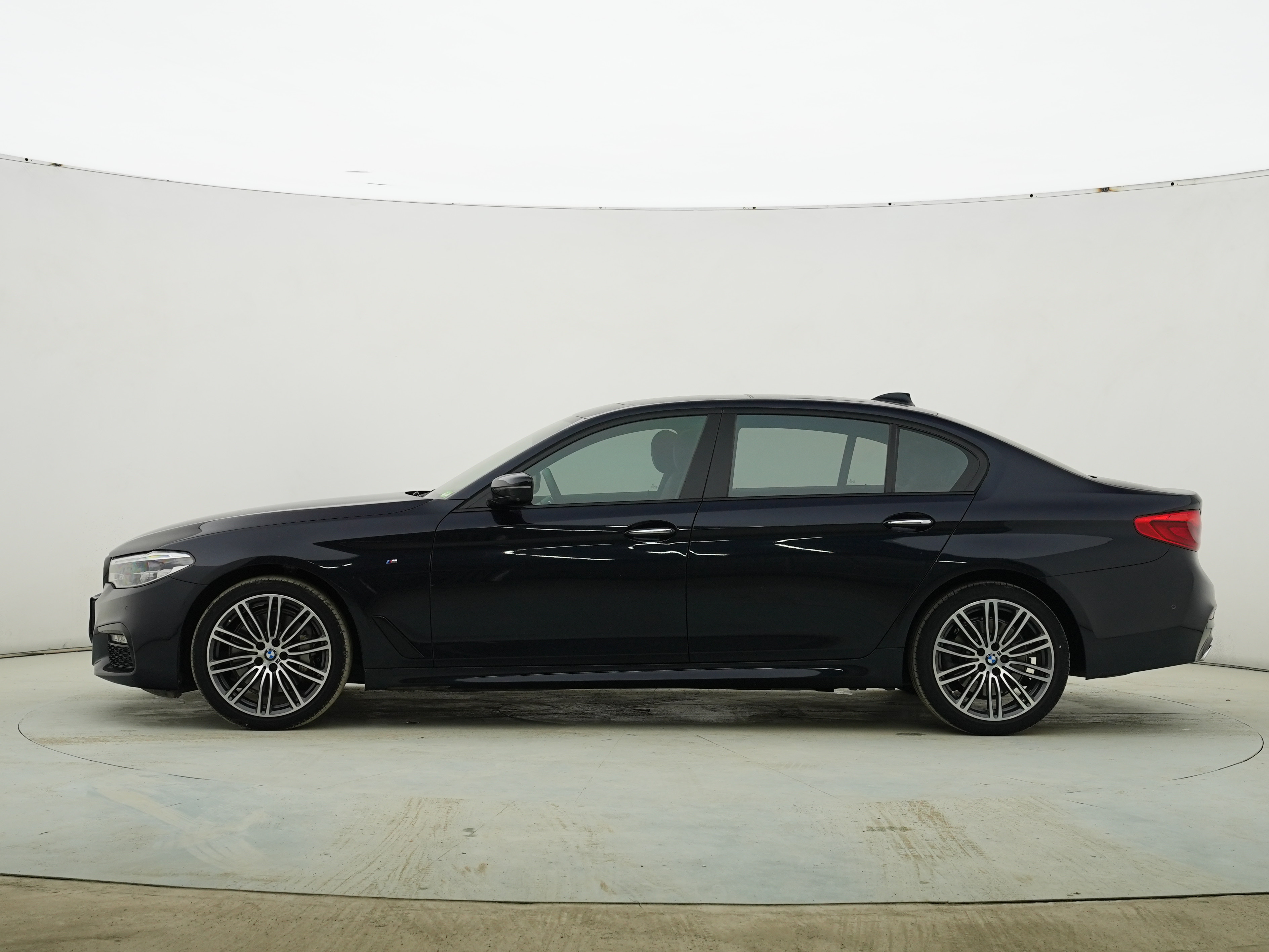 BMW 5 Series 2018 #5 BMW 5 Series 2018 car image #5