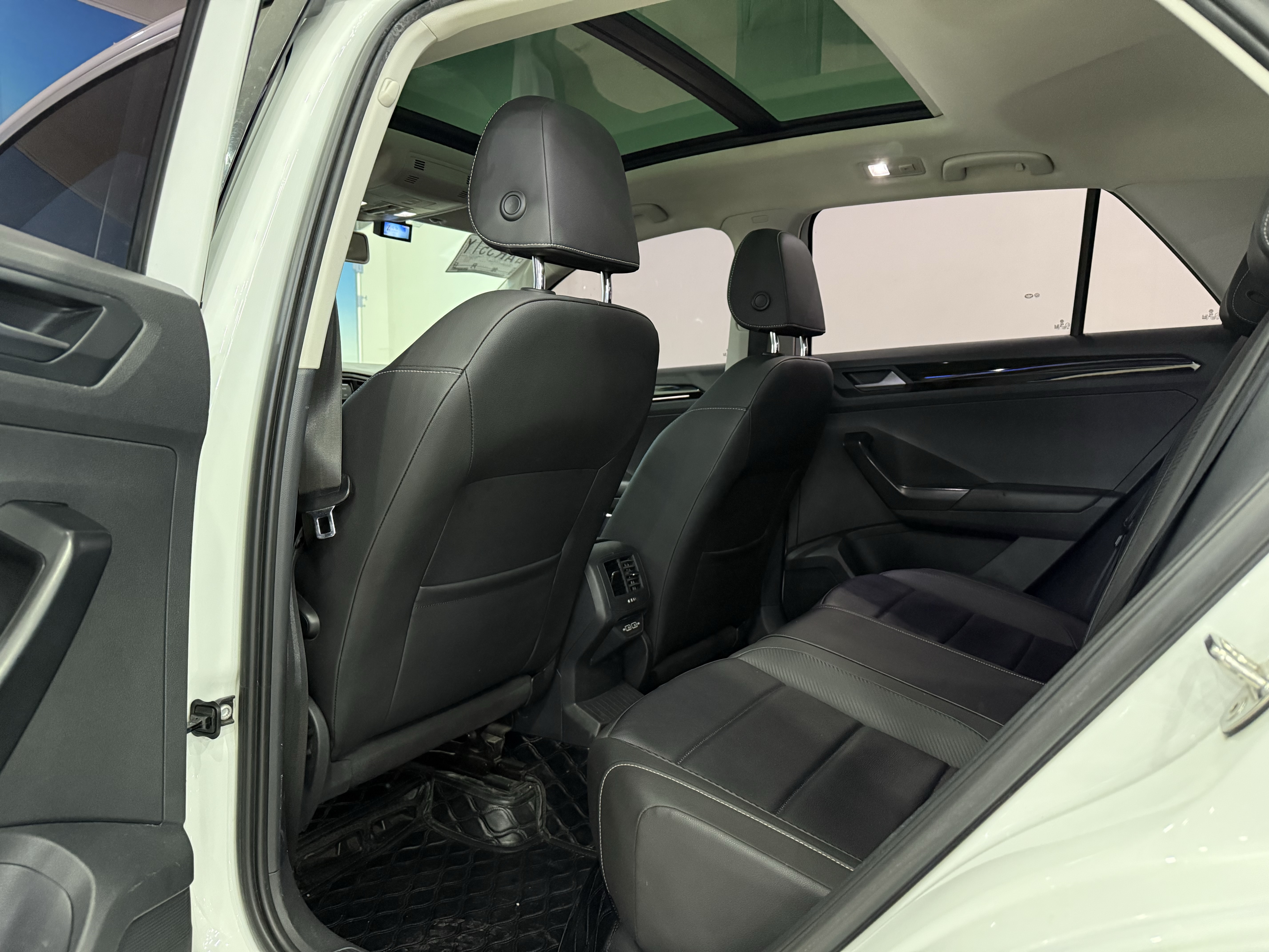 Volkswagen T-Roc 2018 car image #5