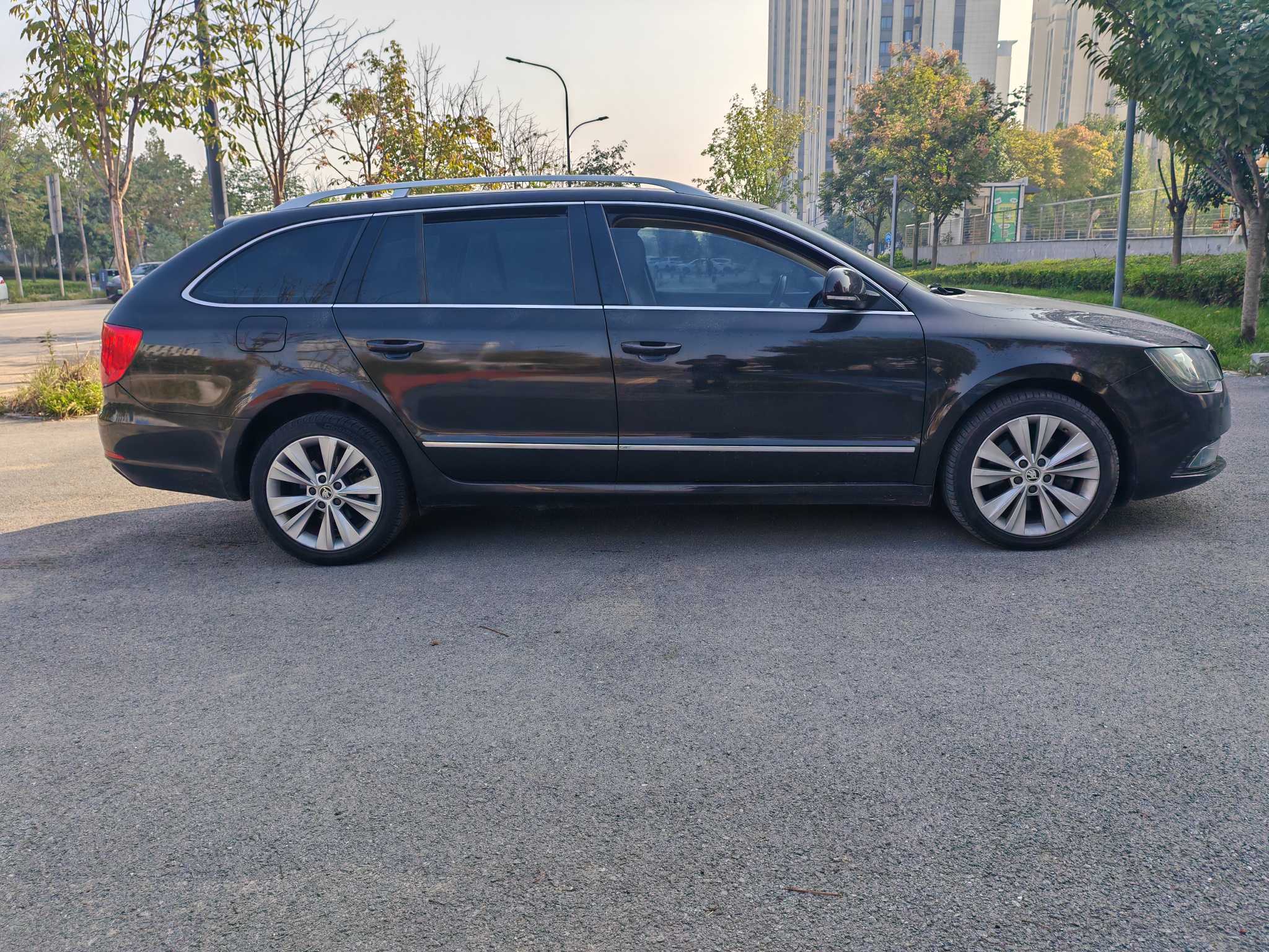 Skoda Superb Combi 2015 car image #5