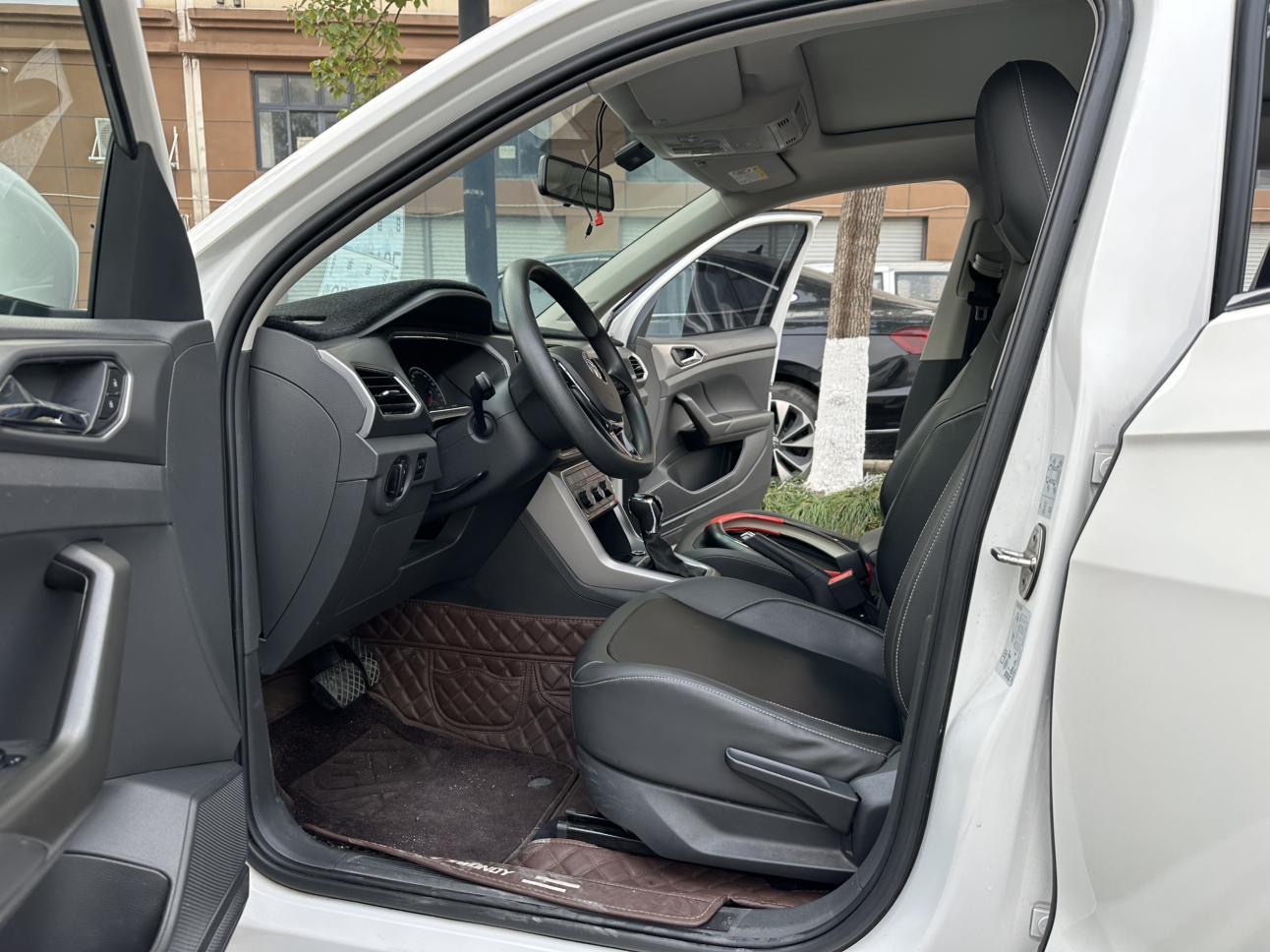 Volkswagen 2019 car image #5