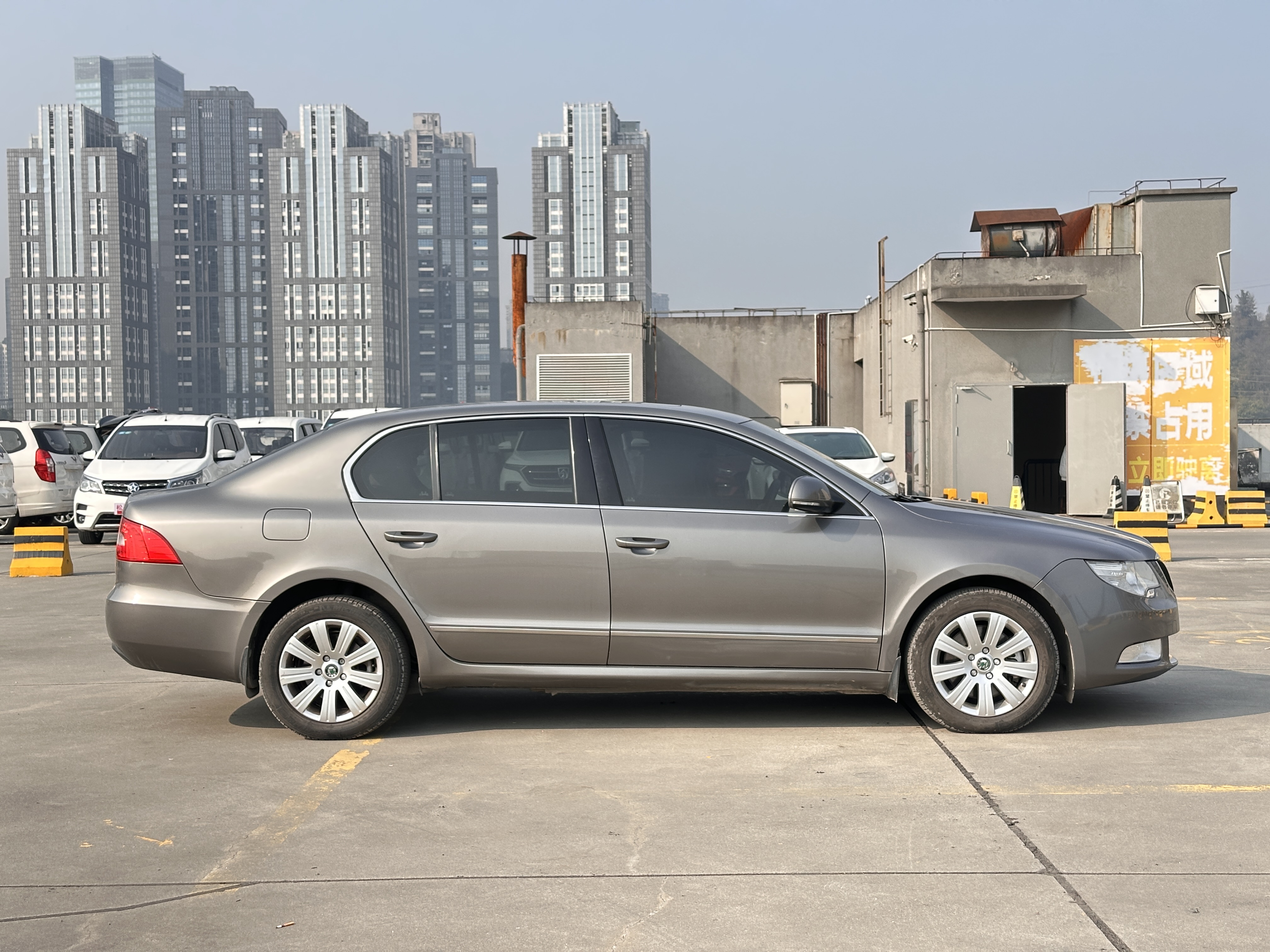 Skoda Superb 2011 car image #5