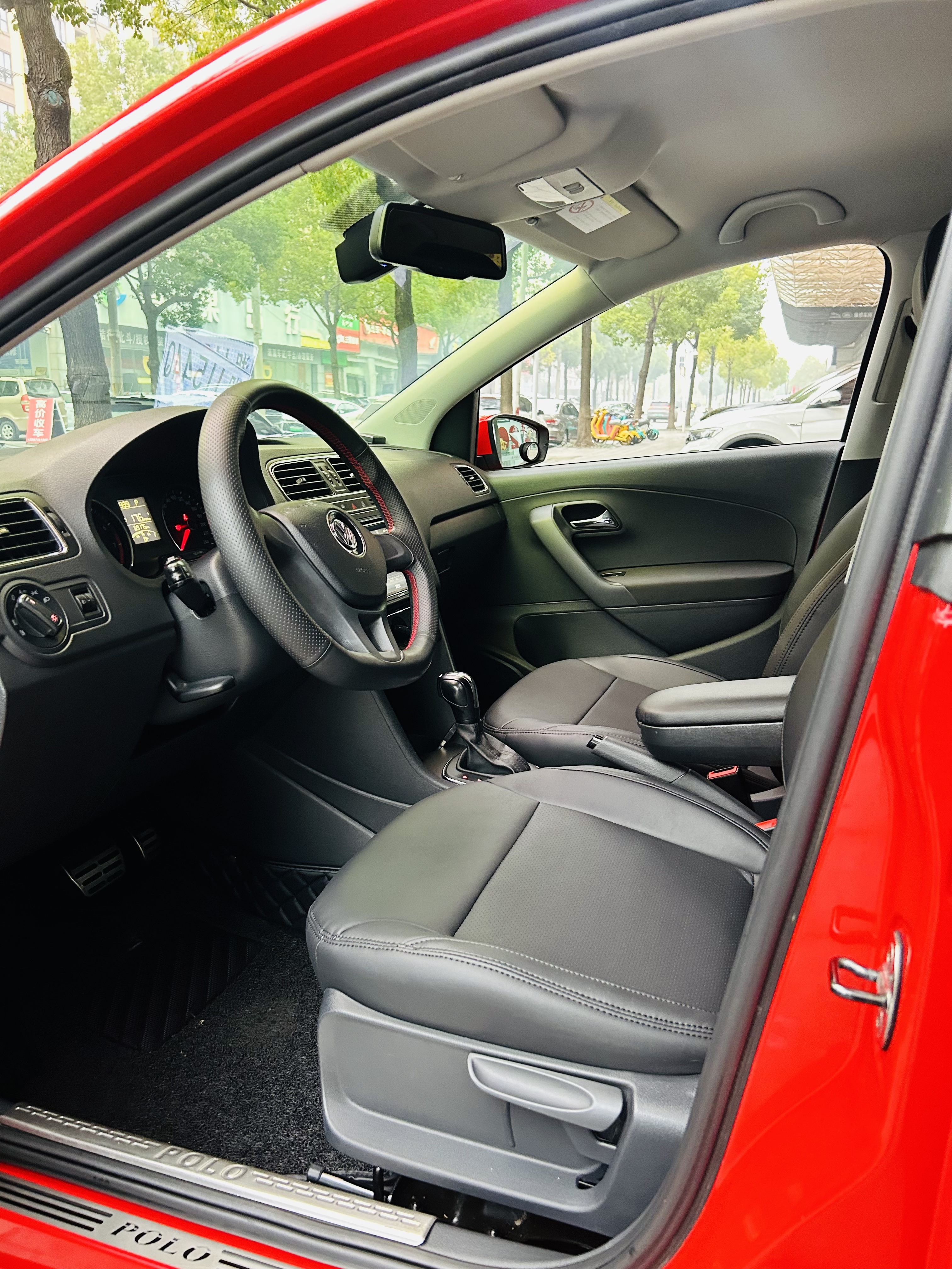 Volkswagen Polo 2015 car image #5
