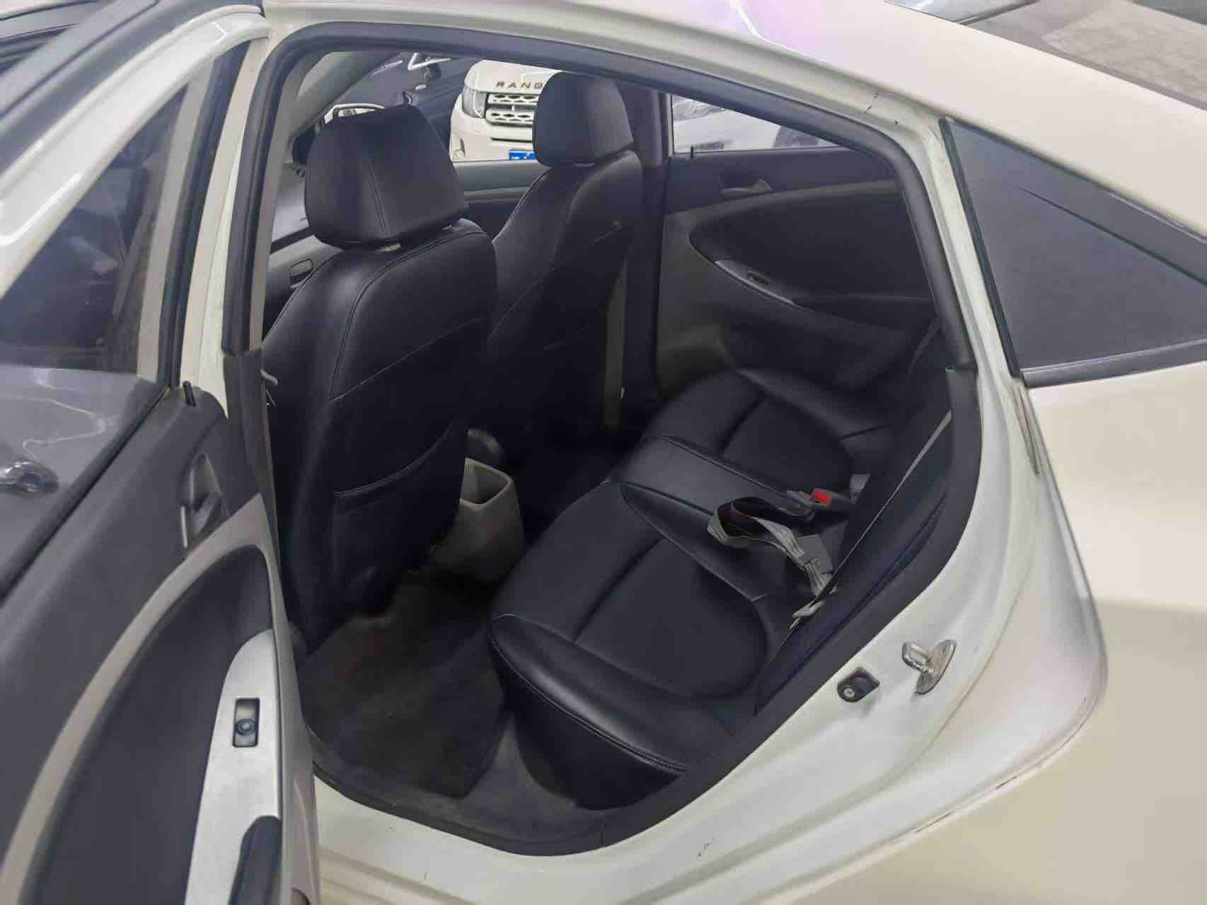 Hyundai Reina 2015 car image #5