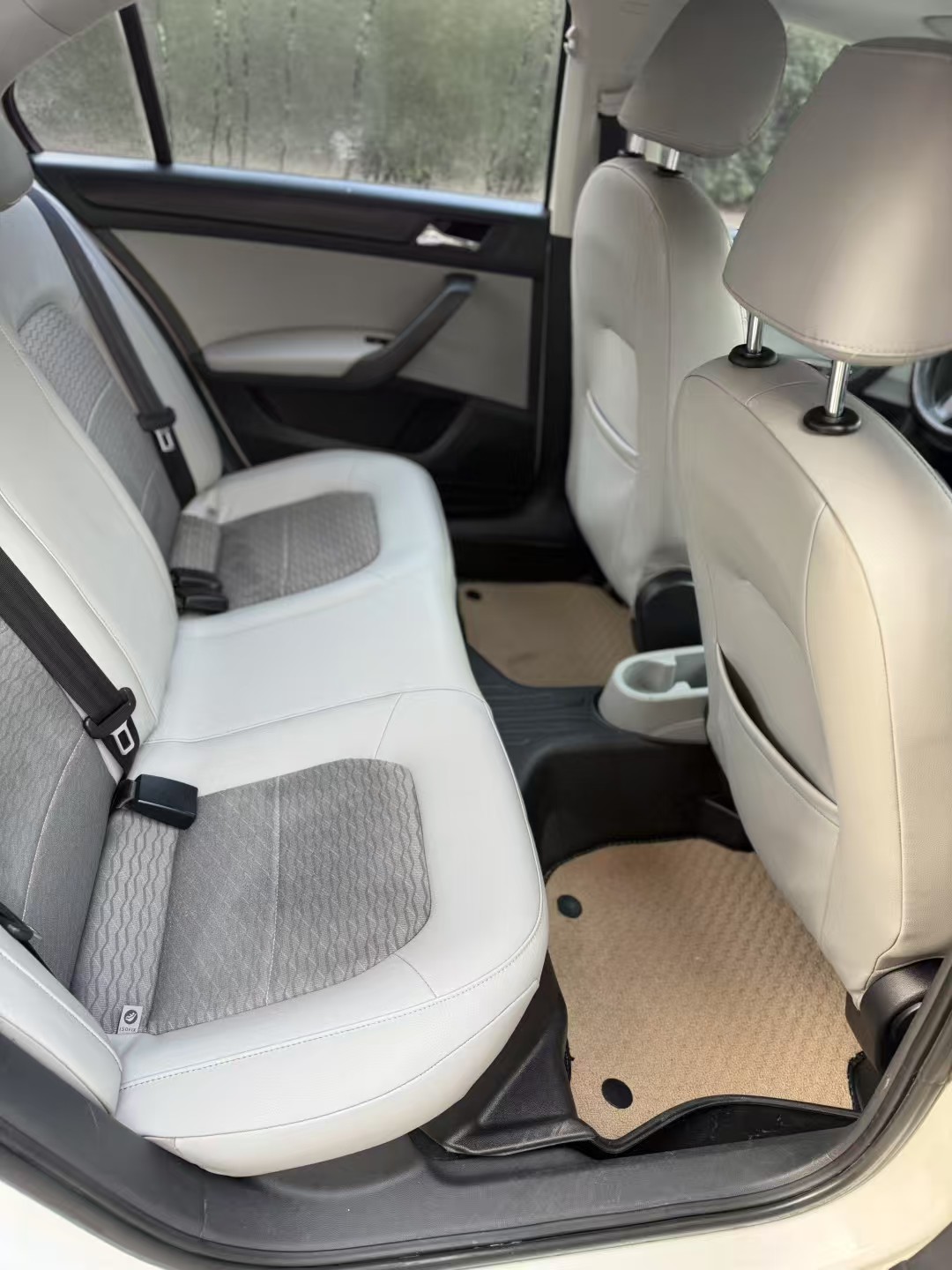 Skoda Rapid 2015 car image #5