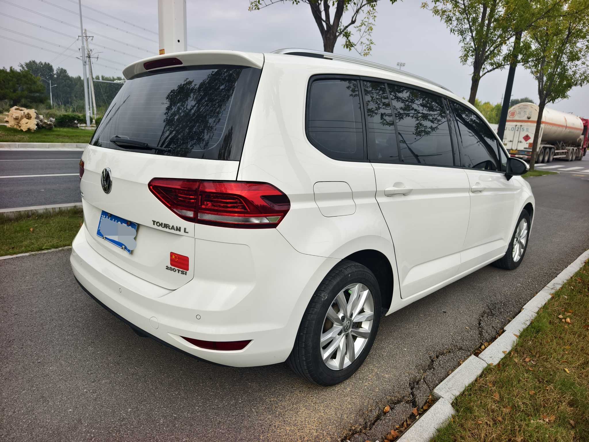 Volkswagen Touran 2018 car image #5