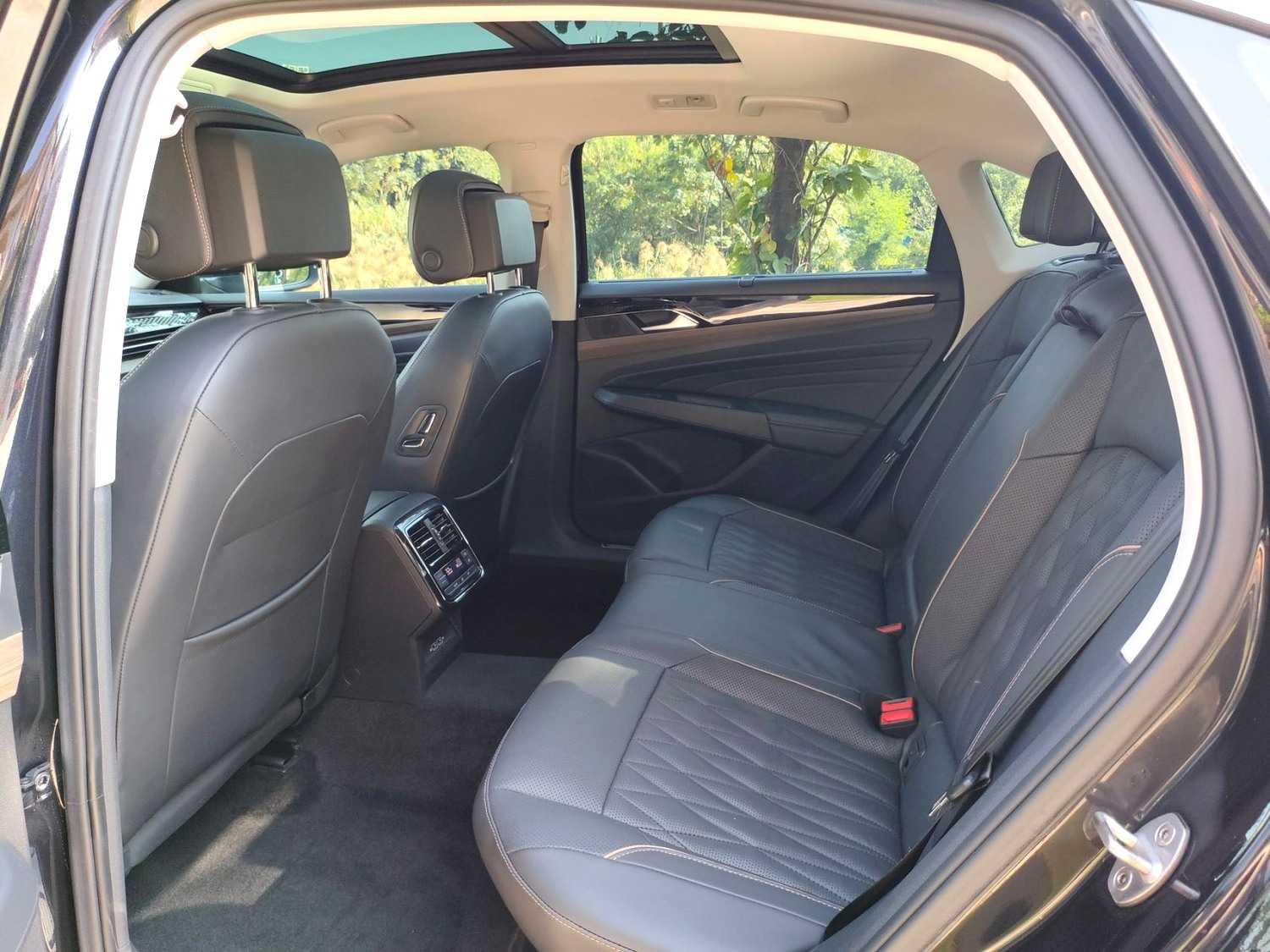 Volkswagen Passat 2019 car image #5