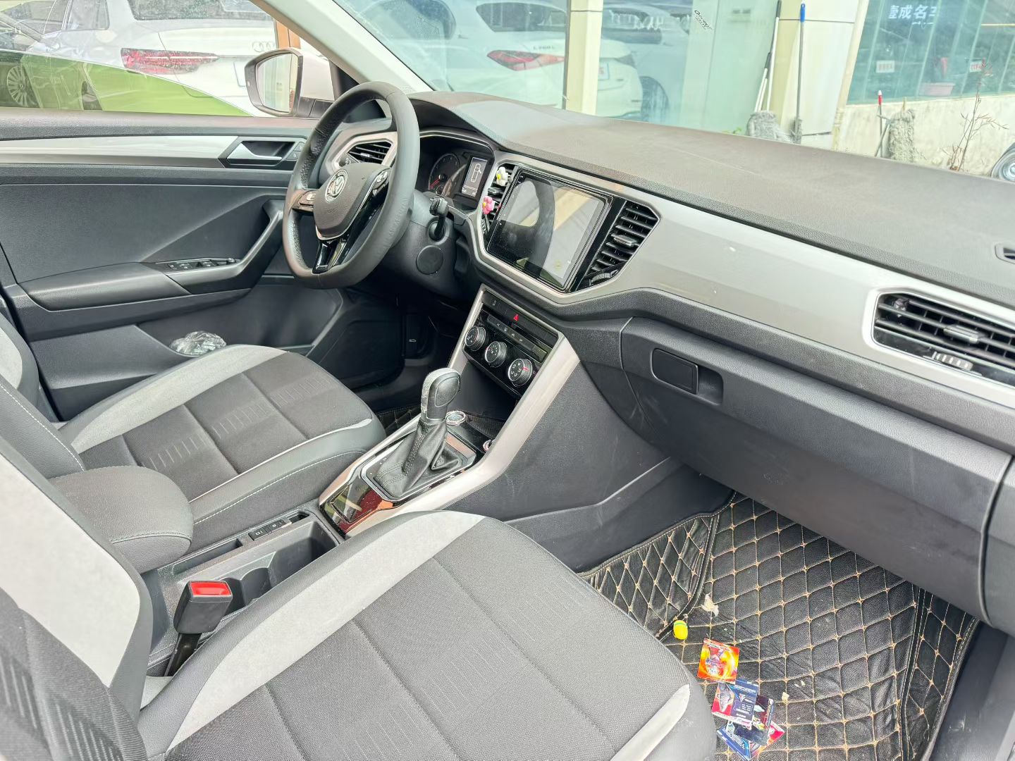 Volkswagen T-Roc 2020 car image #5